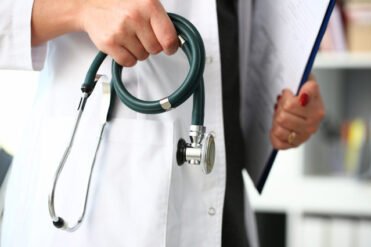 Τι βλέπει στο μικροσκόπιο ο γιατρός όταν εξετάζει μια βιοψία και ποιες είναι οι πιθανές διαγνώσεις;