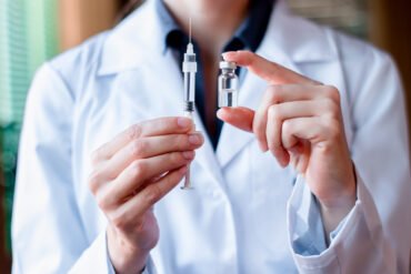 How do vaccines against HPV work?