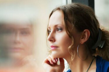 Can a woman with genital warts get a negative HPV test?